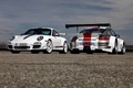 Porsche 997 GT3 RS 4.0 blanc 3/4 avant gauche & 997 GT3 R blanc/gris/rouge 3/4 arrière droit