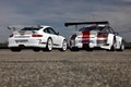 Porsche 997 GT3 RS 4.0 blanc & 997 GT3 R blanc/gris/rouge 3/4 arrière droit