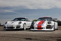 Porsche 997 GT3 RS 4.0 blanc & 997 GT3 R blanc/gris/rouge 3/4 avant gauche