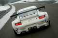 Porsche 997 GT3 RSR blanc face arrière travelling penché