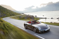 Porsche 997 Turbo Cabriolet MkII anthracite 3/4 avant droit travelling vue de haut