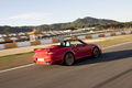 Porsche 997 Turbo Cabriolet MkII rouge 3/4 arrière droit travelling penché