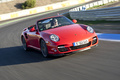 Porsche 997 Turbo Cabriolet MkII rouge 3/4 avant droit travelling penché 