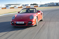 Porsche 997 Turbo Cabriolet MkII rouge 3/4 avant gauche travelling