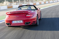 Porsche 997 Turbo Cabriolet MkII rouge face arrière travelling 