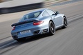 Porsche 997 Turbo S bleu 3/4 arrière droit travelling penché 3