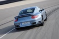 Porsche 997 Turbo S bleu 3/4 arrière droit travelling penché 4