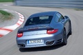 Porsche 997 Turbo S bleu 3/4 arrière droit travelling penché