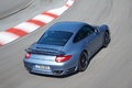 Porsche 997 Turbo S bleu 3/4 arrière droit travelling vue de haut