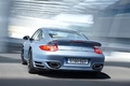 Porsche 997 Turbo S bleu 3/4 arrière gauche travelling penché 2