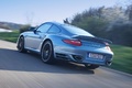 Porsche 997 Turbo S bleu 3/4 arrière gauche travelling penché 3