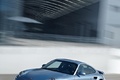 Porsche 997 Turbo S bleu 3/4 avant gauche travelling penché debout