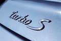 Porsche 997 Turbo S bleu logo capot moteur