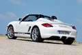 Porsche Boxster Spyder blanc 3/4 arrière gauche penché debout