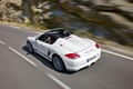 Porsche Boxster Spyder blanc 3/4 arrière gauche travelling penché vue de haut