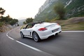 Porsche Boxster Spyder blanc 3/4 arrière gauche travelling penché