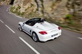 Porsche Boxster Spyder blanc 3/4 arrière gauche travelling vue de haut