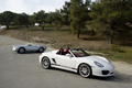 Porsche Boxster Spyder blanc 3/4 avant droit & 550 Spyder gris 3/4 avant gauche