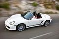 Porsche Boxster Spyder blanc 3/4 avant gauche travelling penché vue de haut