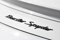 Porsche Boxster Spyder blanc logo capot moteur