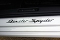 Porsche Boxster Spyder blanc pas de porte