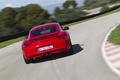 Porsche Cayman R rouge face arrière travelling penché