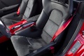 Porsche Cayman R rouge intérieur debout