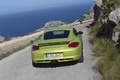 Porsche Cayman R vert face arrière travelling penché