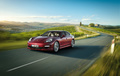 Porsche Panamera - rouge - 3/4 avant gauche, dynamique