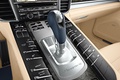 Porsche Panamera Turbo bleu levier de vitesses