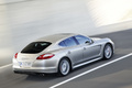 Porsche Panamera Turbo gris 3/4 arrière droit travelling penché vue de haut