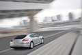 Porsche Panamera Turbo gris 3/4 arrière droit travelling penché
