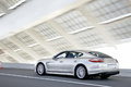 Porsche Panamera Turbo gris 3/4 arrière gauche travelling