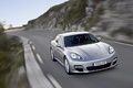 Porsche Panamera Turbo gris 3/4 avant droit travelling penché vue de haut