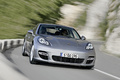 Porsche Panamera Turbo gris 3/4 avant droit travelling penché