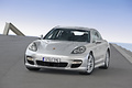 Porsche Panamera Turbo gris 3/4 avant gauche penché