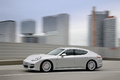 Porsche Panamera Turbo gris 3/4 avant gauche travelling 2