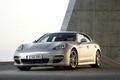 Porsche Panamera Turbo gris 3/4 avant gauche
