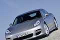 Porsche Panamera Turbo gris 3/4 avnat gauche penché debout