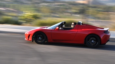 Tesla Roadster Sport rouge filé penché