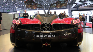 Pagani Huayra rouge face arrière
