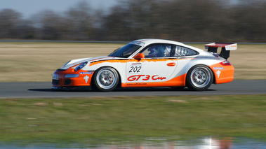 Porsche 997 GT3 Cup blanc/orange 3/4 avant gauche filé