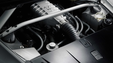 Aston Martin V8 Vantage GT4 blanc moteur