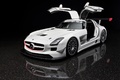 Mercedes SLS AMG GT3 blanc 3/4 avant gauche portes ouvertes