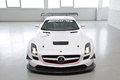 Mercedes SLS AMG GT3 blanc face avant vue de haut usine