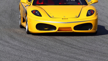Prestige Racing Barcelona - 04.11.10 - Ferrari 430 Challenge jaune 3/4 avant droit debout