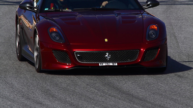 Prestige Racing Barcelona - 04.11.10 - Ferrari 599 GTO bordeaux 3/4 avant droit debout
