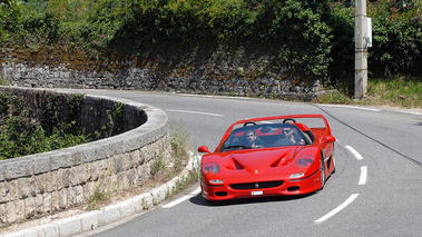 Ferrari F50 rouge 3/4 avant gauche penché vue de haut