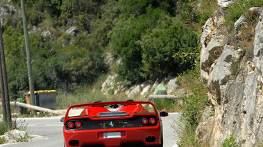 Ferrari F50 rouge face arrière penché
