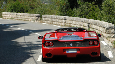 Ferrari F50 rouge face arrière